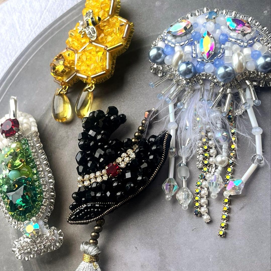 イルカメ 魔女ハット クリームソーダ ビーズ 刺繍ブローチ