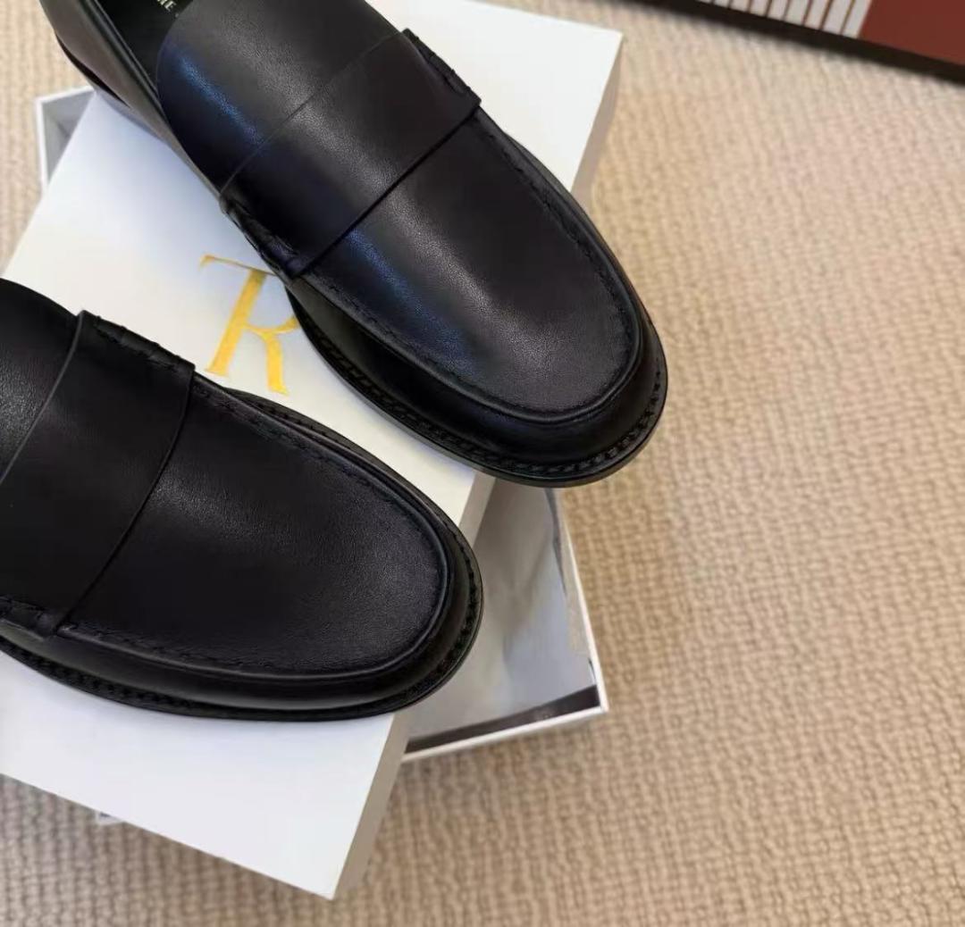 THE ROW 黒いレザー ローファー スリッポン