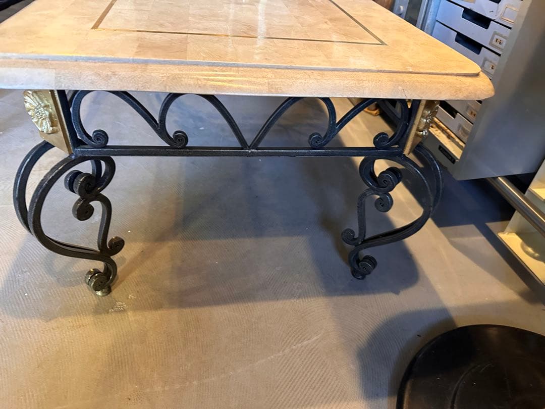 大理石と鉄製の装飾テーブル