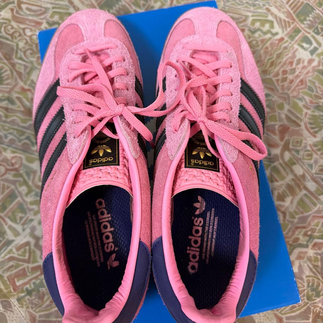 adidas ピンク スニーカー