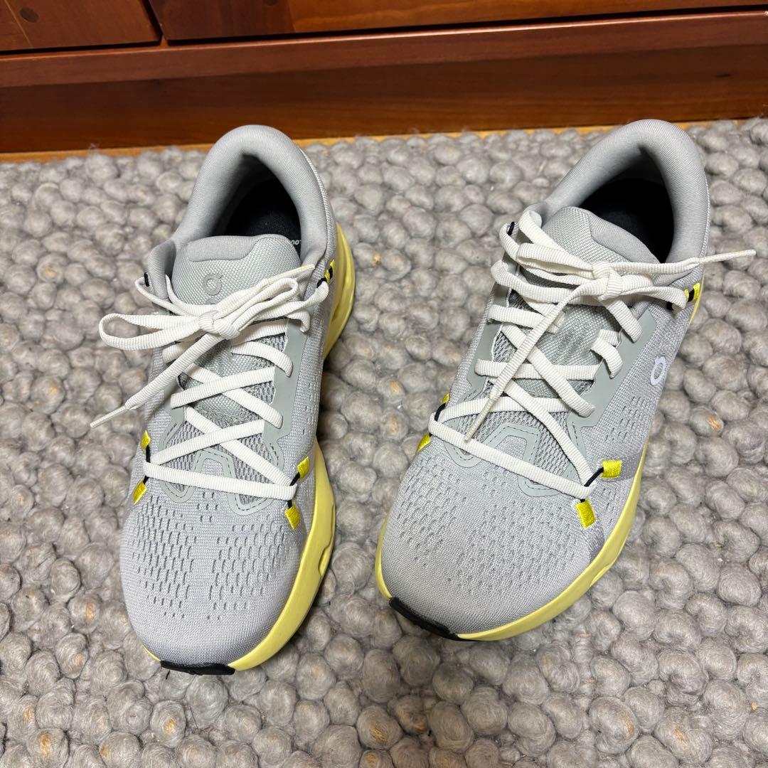 新品同様　on オン　Cloudsurfer 2 スニーカー　ライトグレー