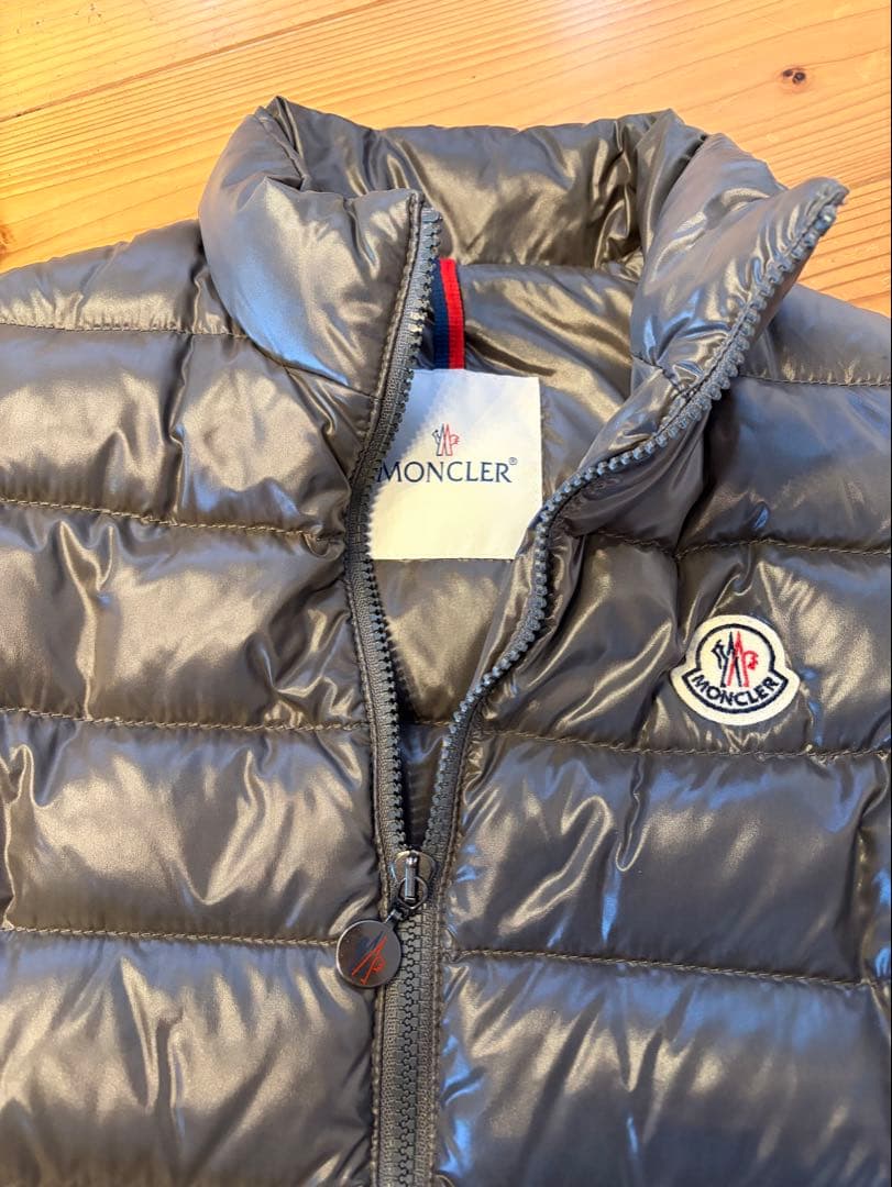 MONCLER チャコールグレー ダウンベスト