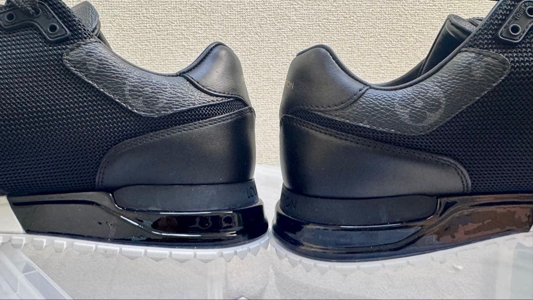 LOUIS VUITTON ブラック ランアウェイ・ライン スニーカー