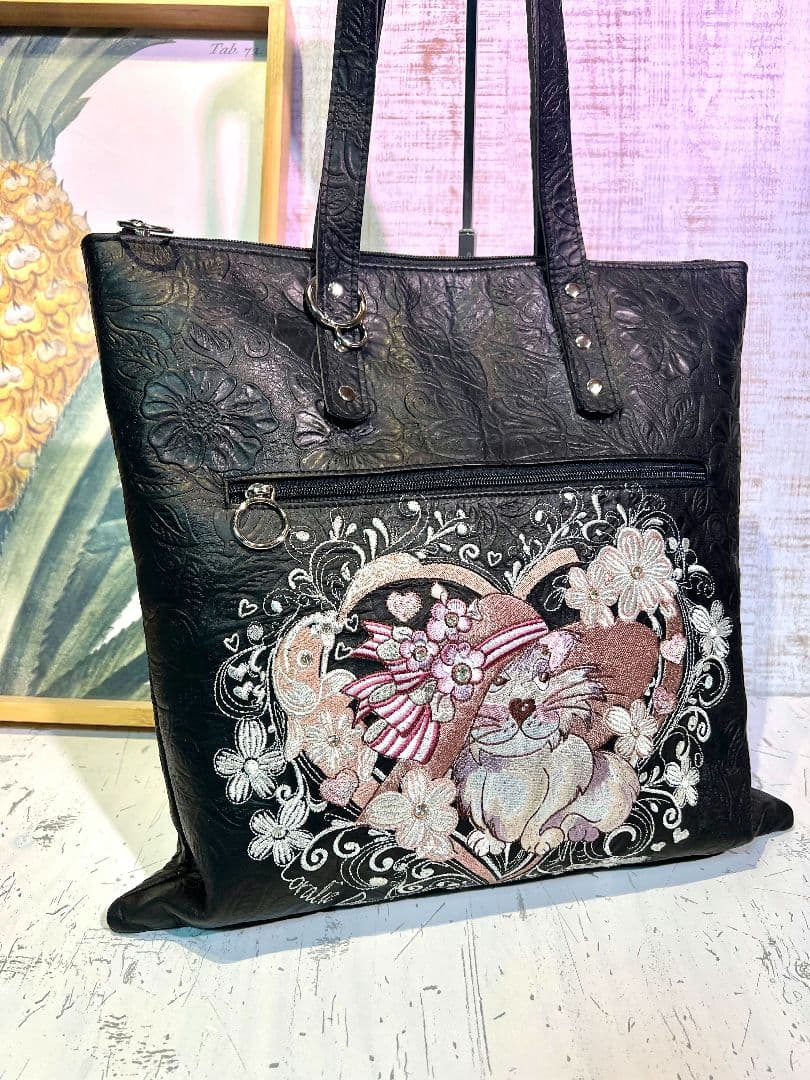 ロラライハリス♡フラワー型押し本革ブラック♡刺繍の肩掛けファスナー式バッグ♡