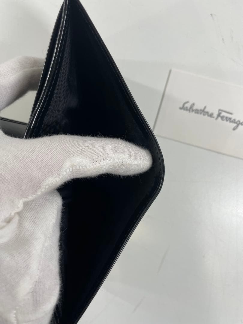 サルバトーレフェラガモ 本革 二つ折り財布 未使用品
