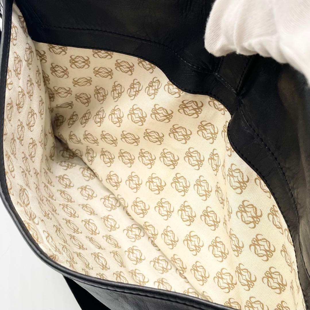 【極美品】ロエベ メッセンジャーバッグ アナグラム ナッパレザー 斜め掛け 黒