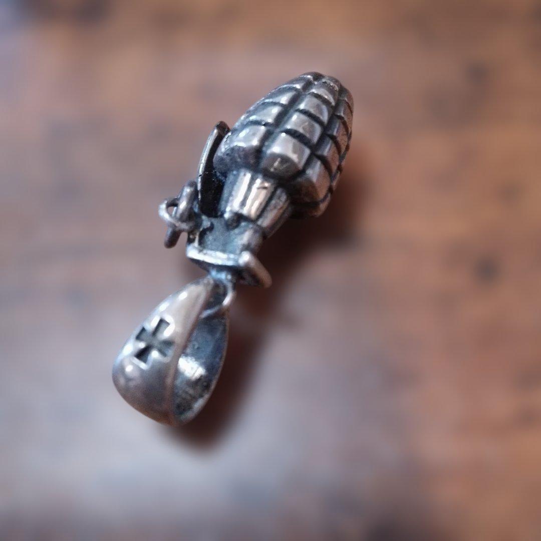 ジャスティンデイビス 手榴弾型ペンダント