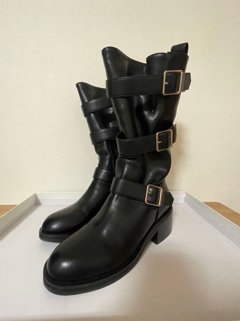 Lily Brown 3バックルミドルブーツ