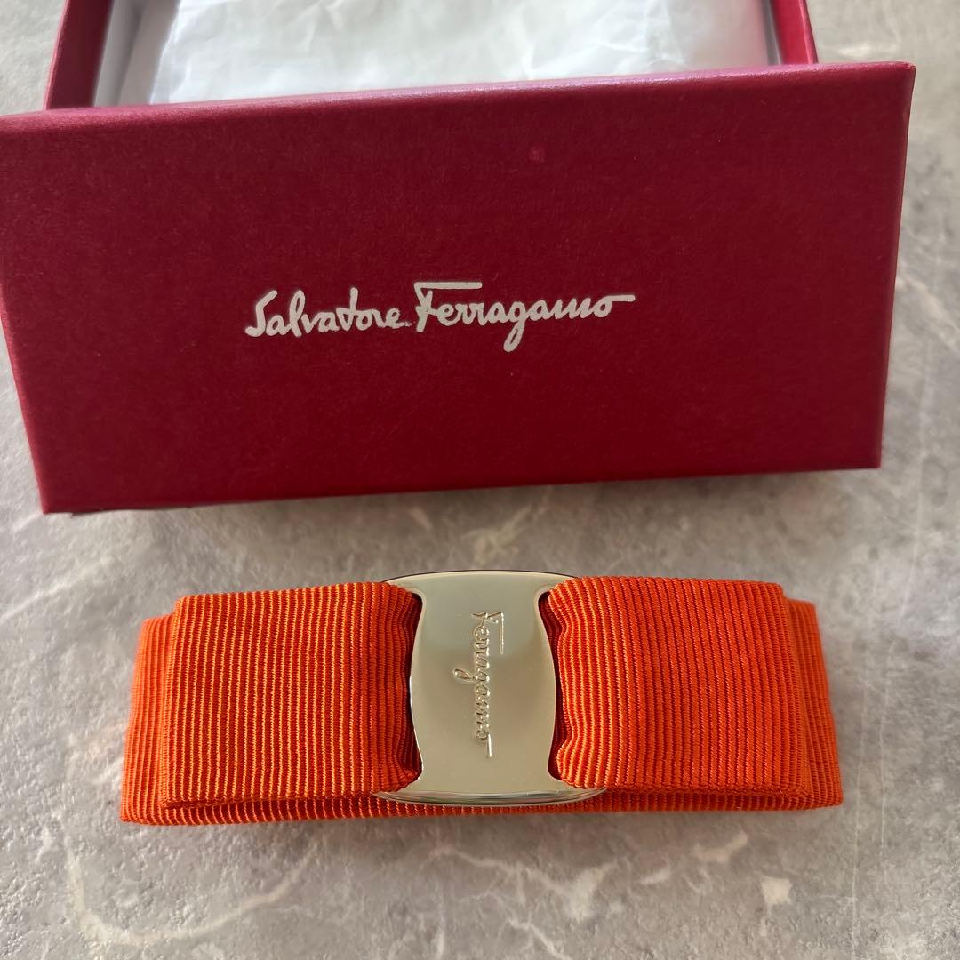 フェラガモ　バレッタ　オレンジ