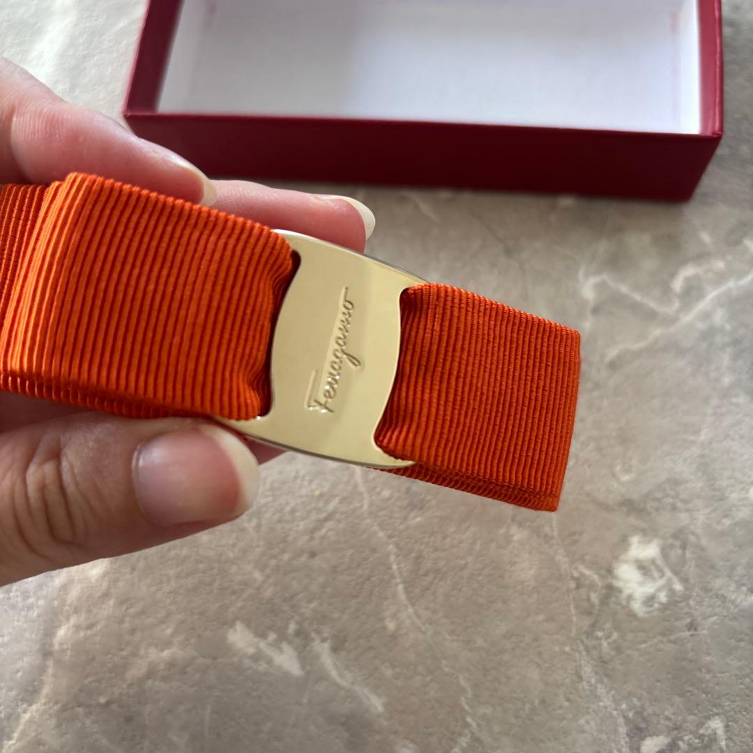 フェラガモ　バレッタ　オレンジ