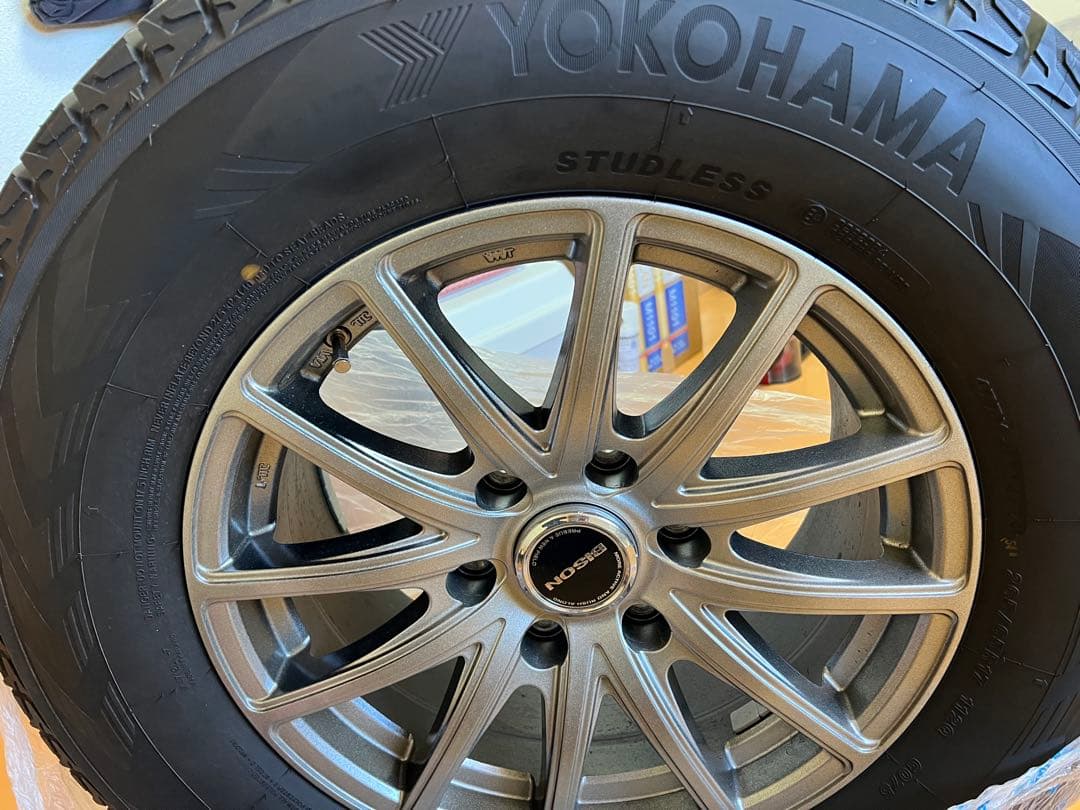 (極美品・バリ溝) 2024年製ランドクルーザープラド150 スタッドレスタイヤ
