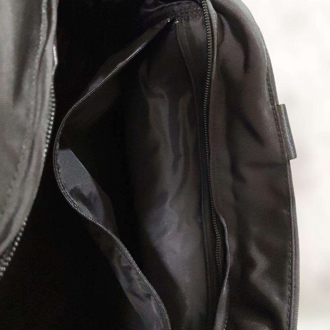 黒のナイロンボストンバッグ