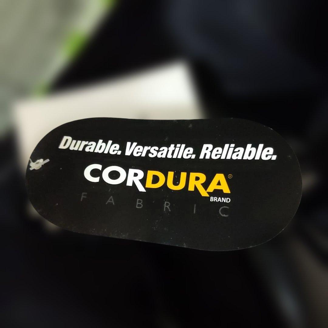 黒のナイロンボストンバッグ