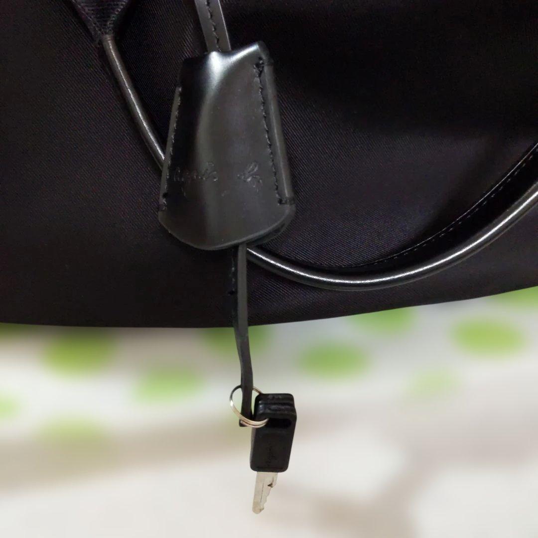 黒のナイロンボストンバッグ