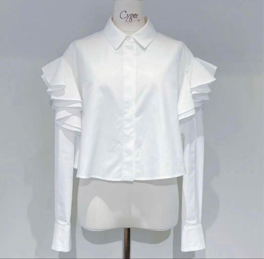 シーニュ　cygne バックフレアーショート丈ブラウス Céline