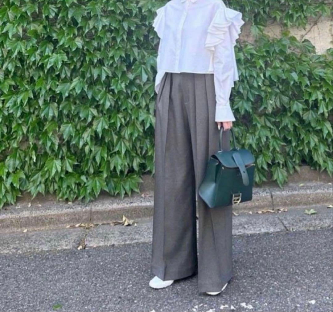 シーニュ　cygne バックフレアーショート丈ブラウス Céline