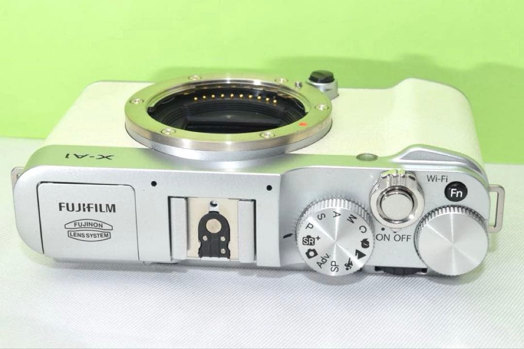 Fujifilm X-A1 ホワイト　☆送料無料☆