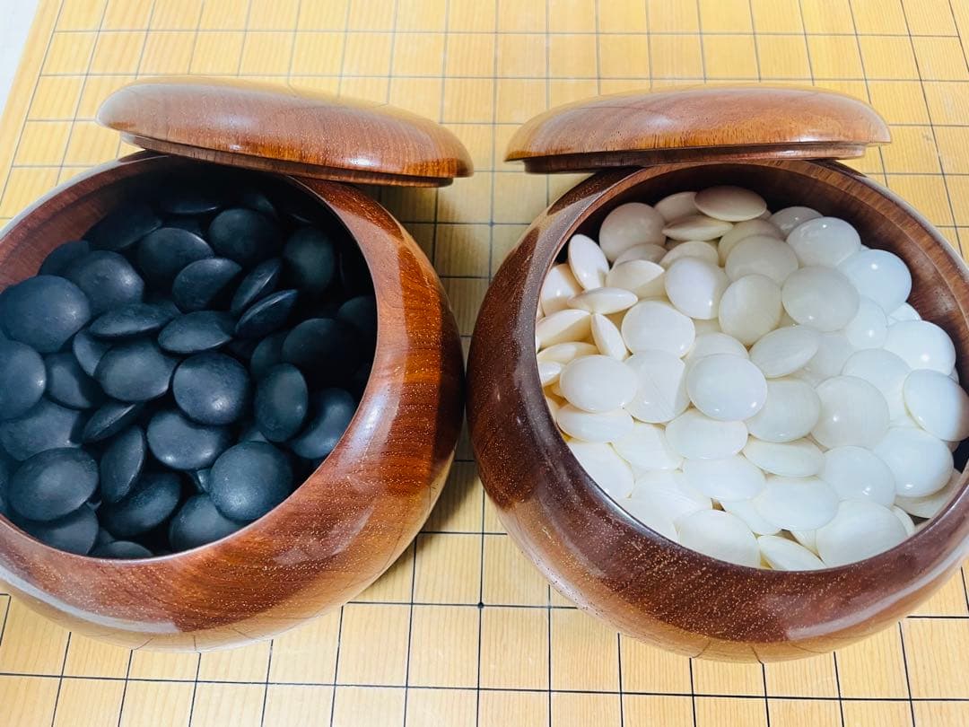 【良品】囲碁盤　本榧　天地柾　5寸7分　脚付きヘソ有り　蛤碁石 那智黒碁石　碁笥