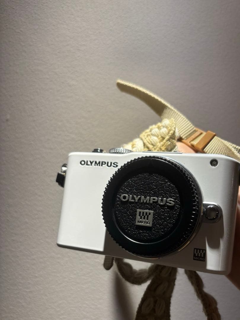 【美品】OLYMPUS PEN E-PL3 ミラーレス 一眼 ホワイト 紐付き