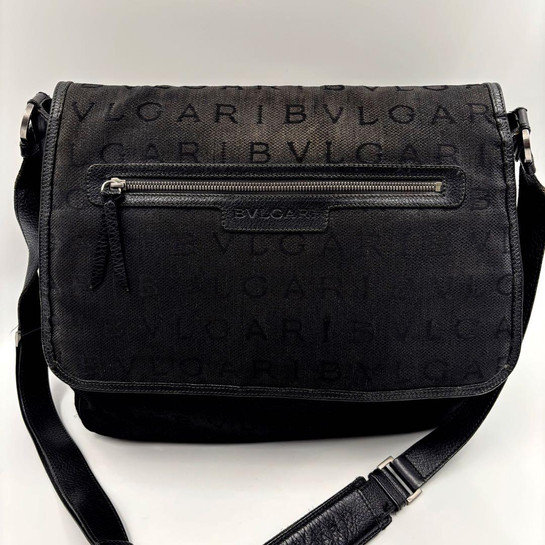 ✨希少✨　BVLGARI メッセンジャーバック　ロゴマニア　ロゴ金具　大容量　黒