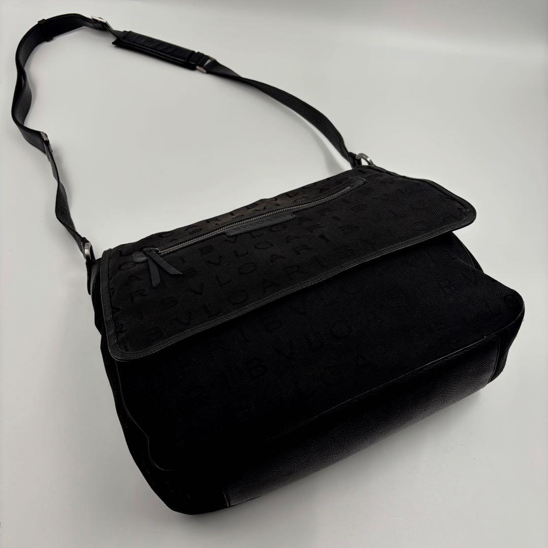 ✨希少✨　BVLGARI メッセンジャーバック　ロゴマニア　ロゴ金具　大容量　黒