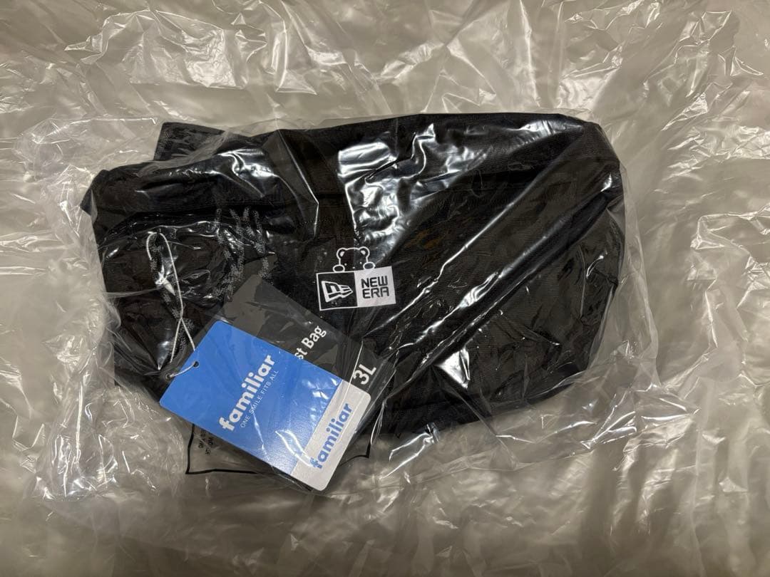 り*ー様 ボディバッグ　NEW ERA × familiar ファミリア ニュー