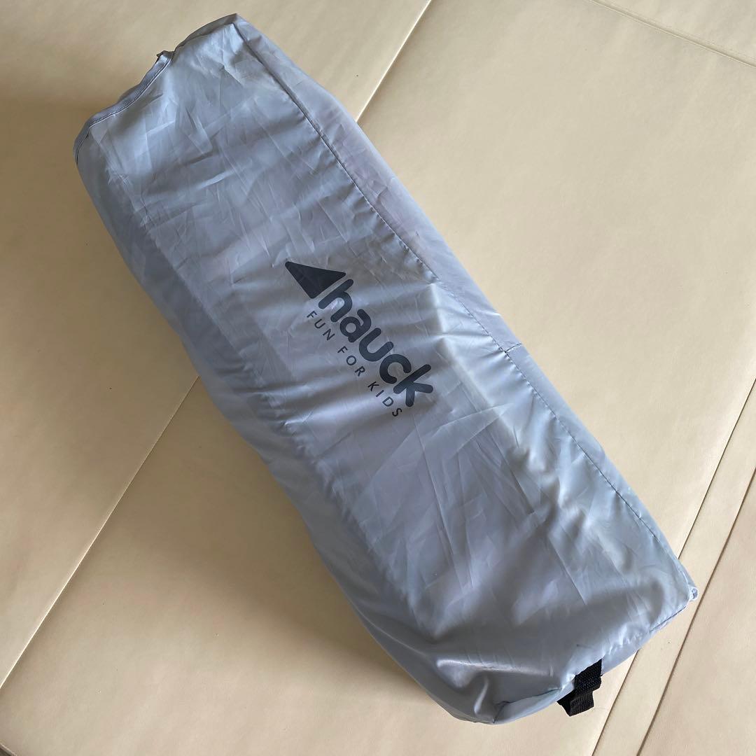 折りたたみ式ベビーベッド グレーとベージュ