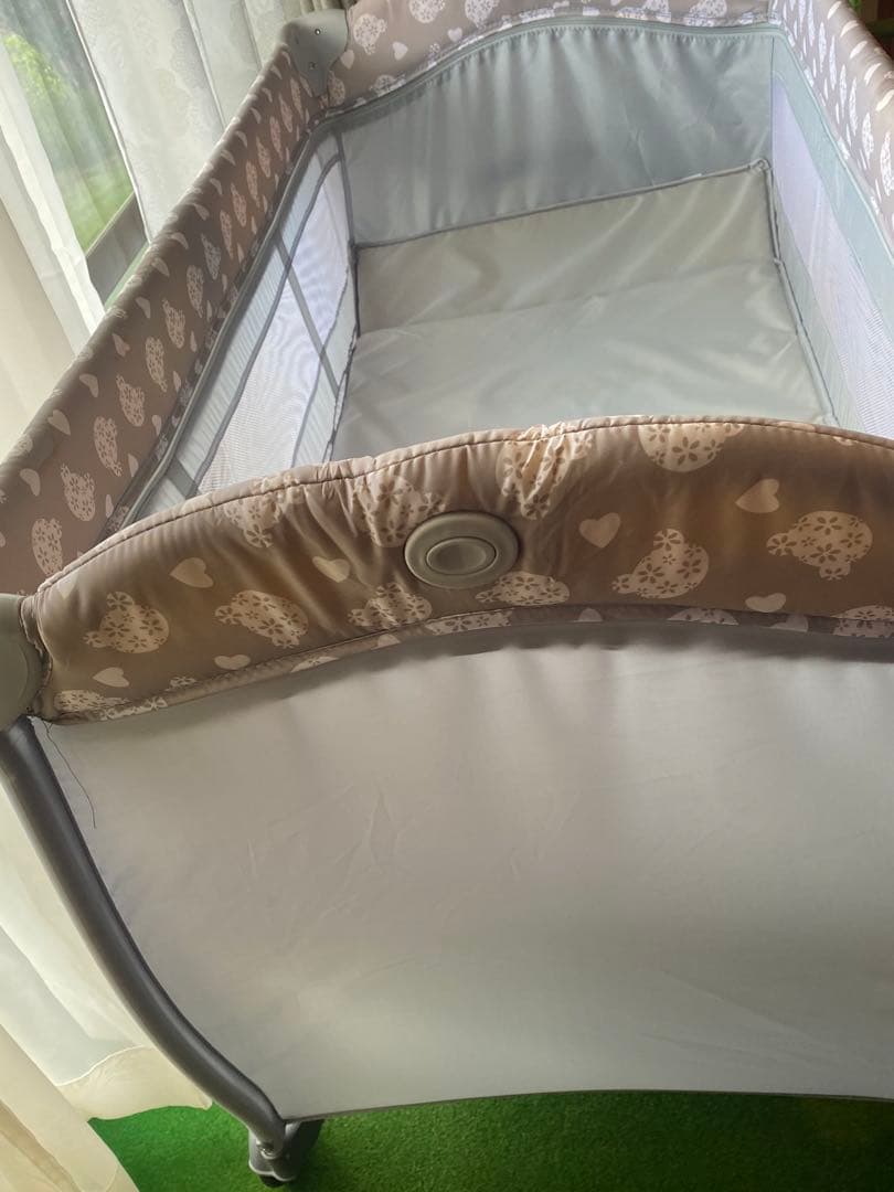 折りたたみ式ベビーベッド グレーとベージュ