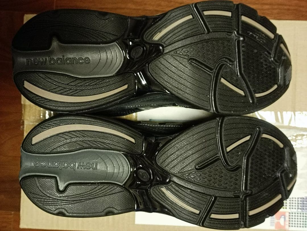 New Balance 2010 ブラック スニーカー 27