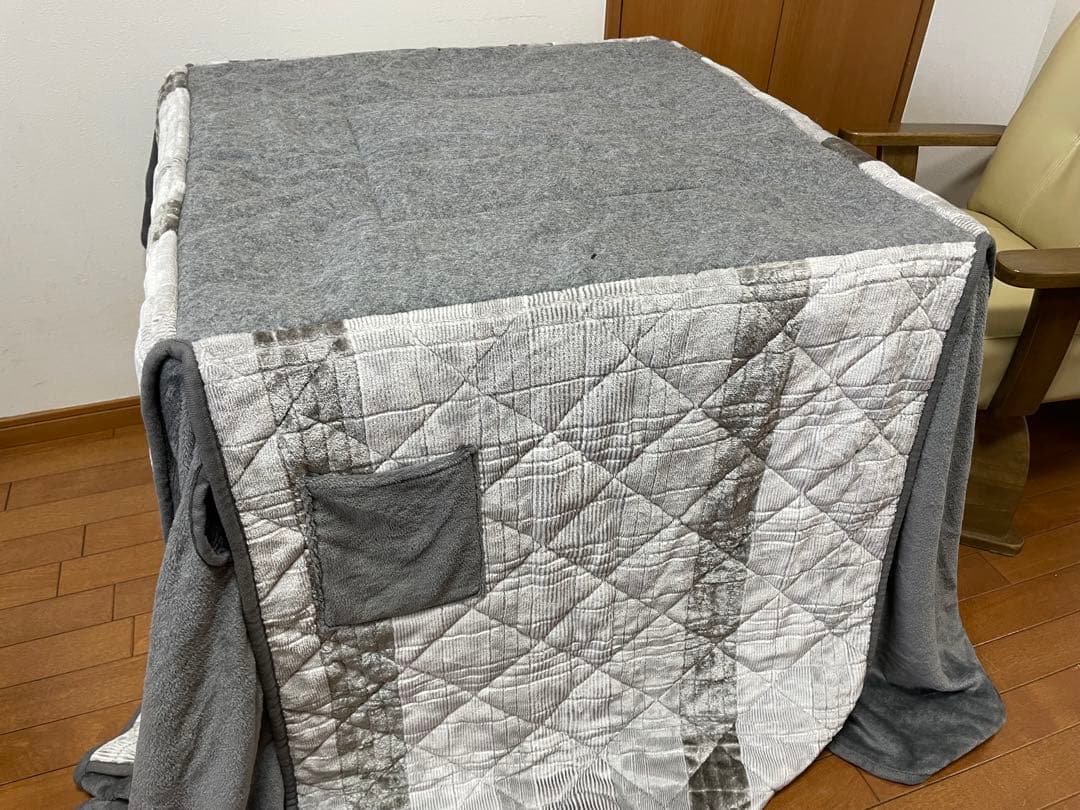 木製正方形テーブルこたつとアーム付きレザー椅子二脚セット布団二枚