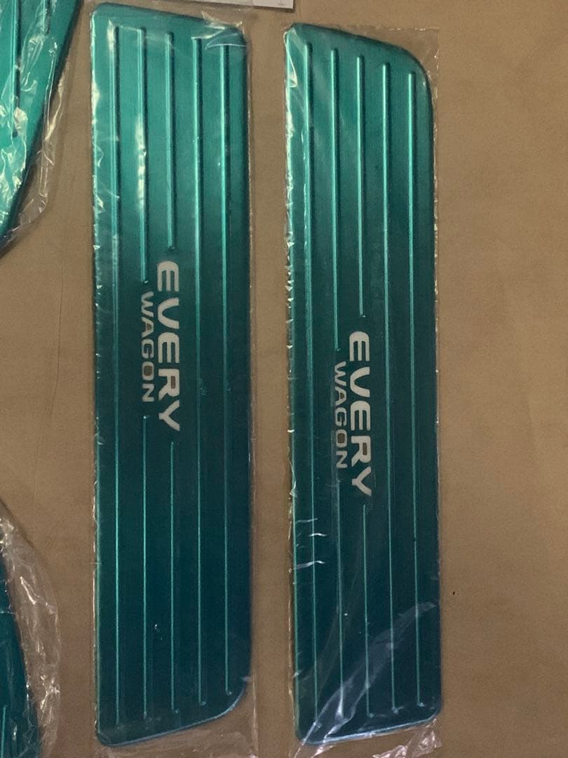 エブリィワゴンDA64W用スカッフプレート　ロゴLED点灯可能タイプ　新品です