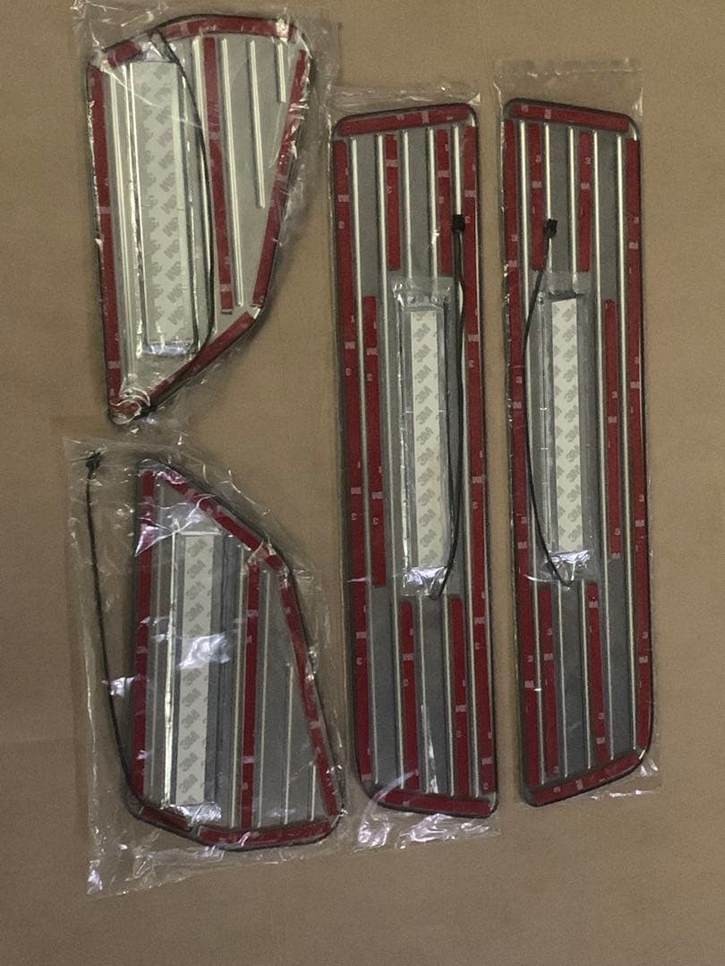 エブリィワゴンDA64W用スカッフプレート　ロゴLED点灯可能タイプ　新品です