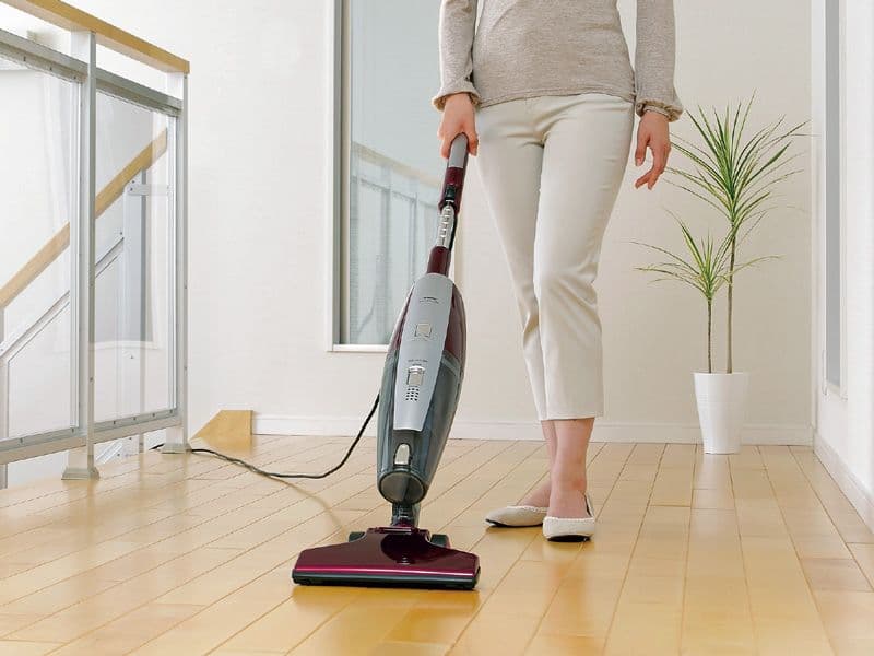 舞い上がったゴミを捕らえるスティック形クリーナー　ハイパワー　吸込仕事率220W