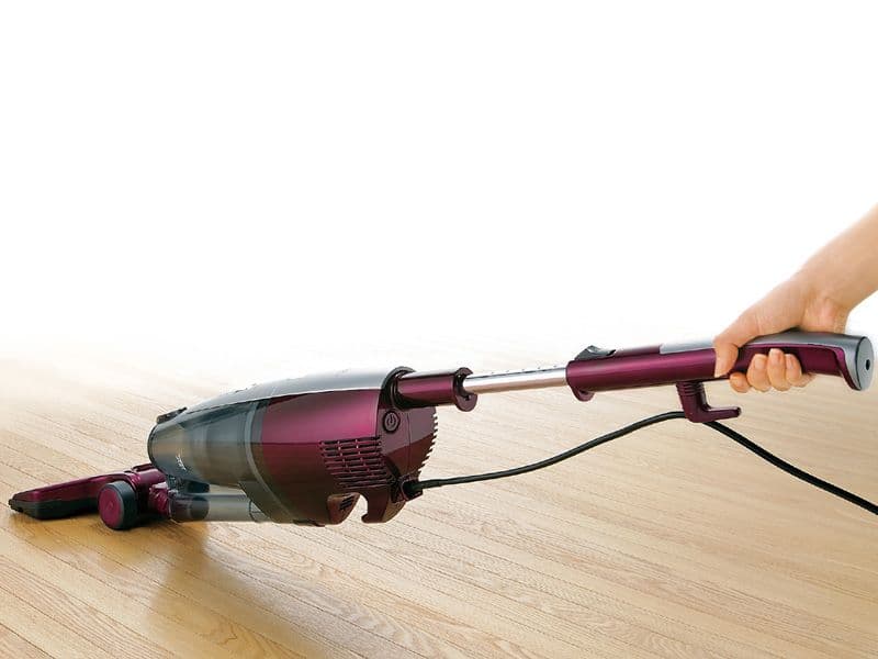 舞い上がったゴミを捕らえるスティック形クリーナー　ハイパワー　吸込仕事率220W