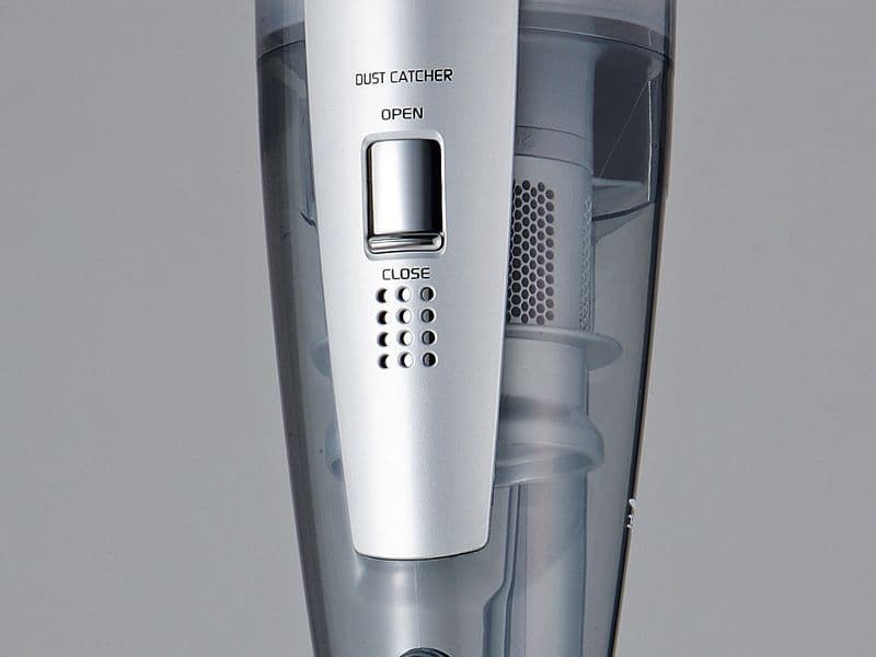 舞い上がったゴミを捕らえるスティック形クリーナー　ハイパワー　吸込仕事率220W