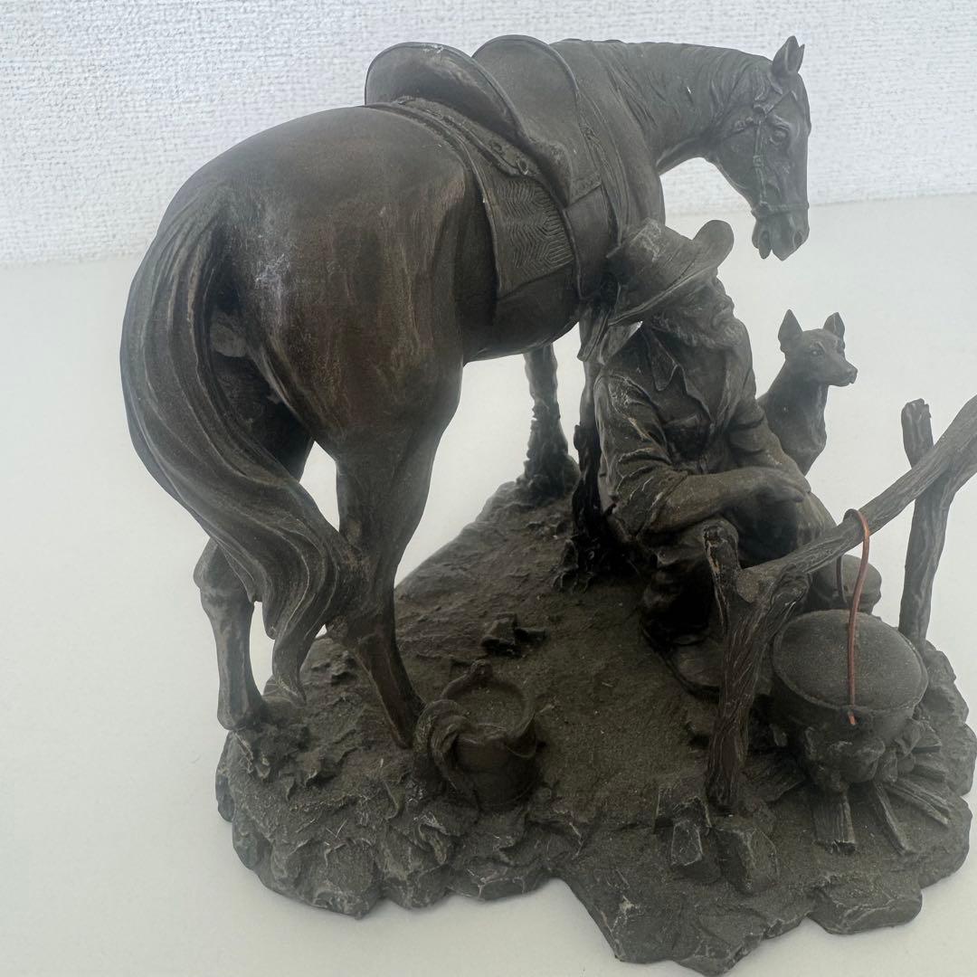カウボーイと犬と馬のブロンズ彫刻