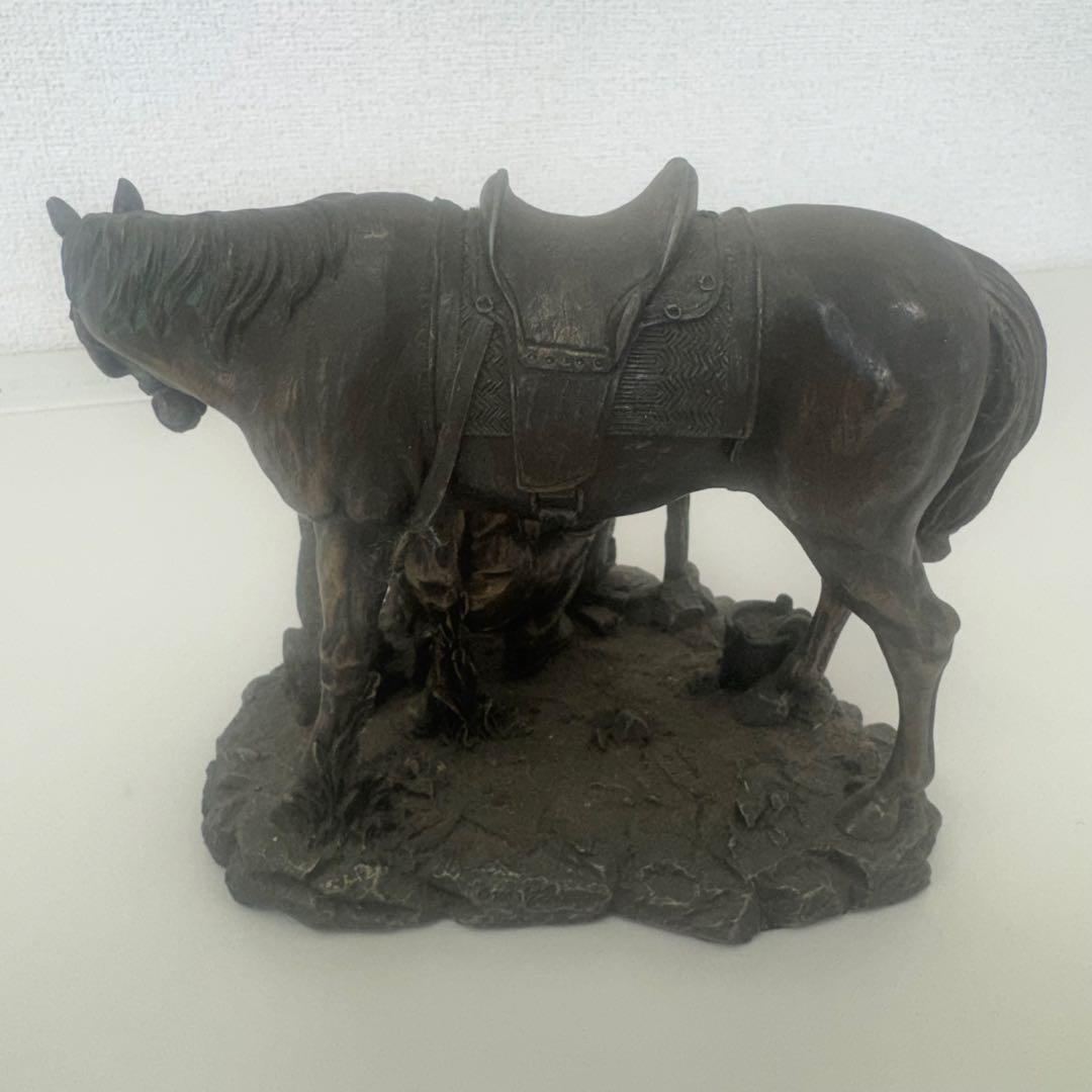 カウボーイと犬と馬のブロンズ彫刻