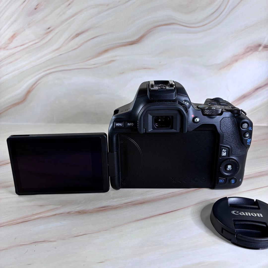 Canon　キャノン　EOS Kiss X10　レンズ付き 美品