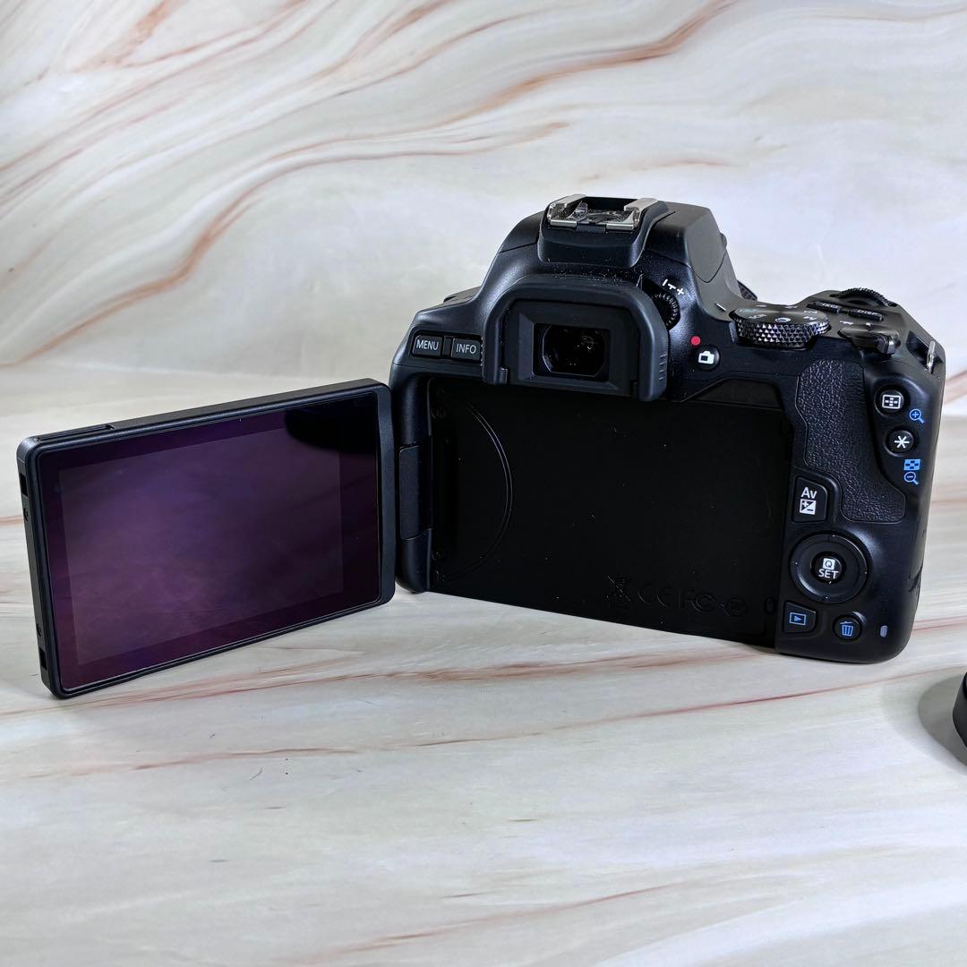 Canon　キャノン　EOS Kiss X10　レンズ付き 美品