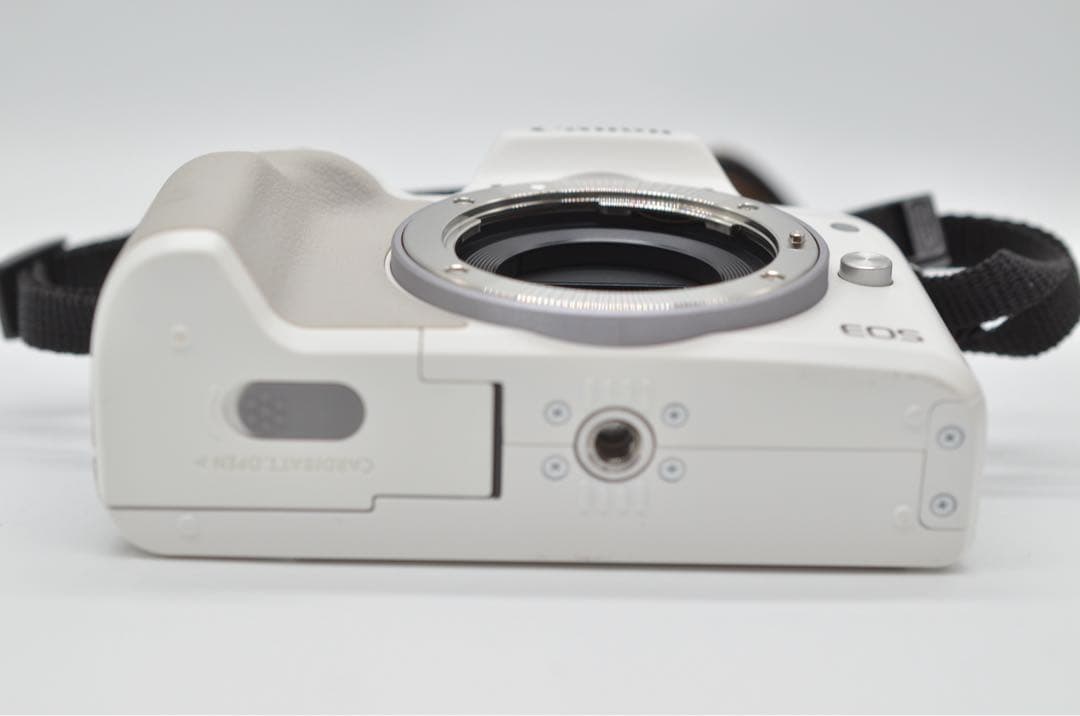 Canon カメラ EOS Kiss M2 ダブルズームキット ホワイト