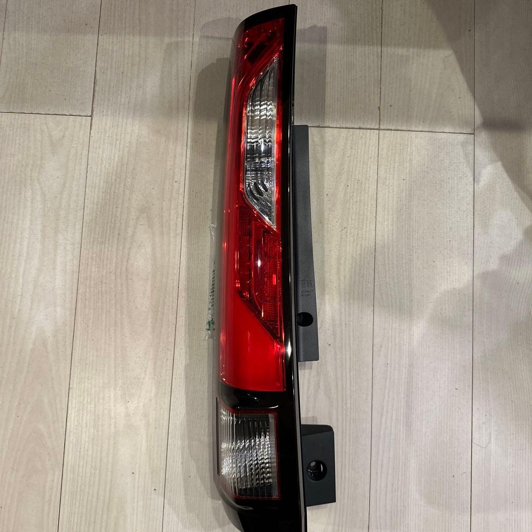 ステップワゴン左テールランプ