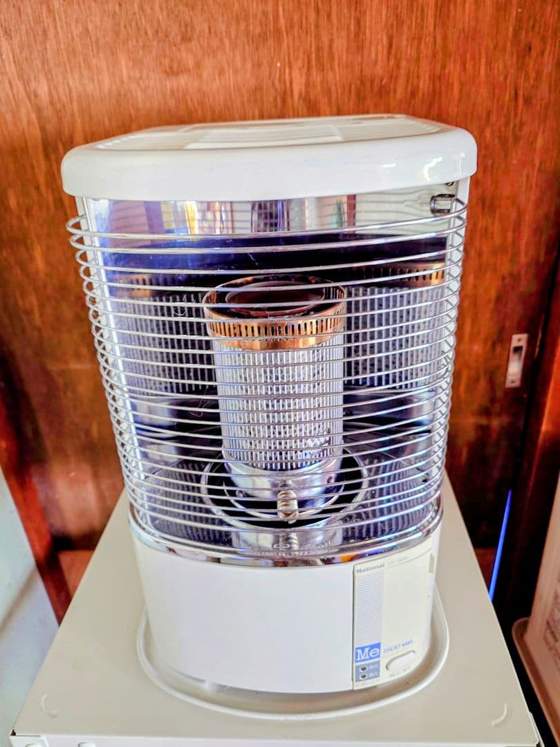 ヤカンでお湯を沸かせる石油ストーブ。