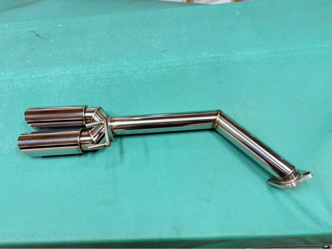 クラ　AXVH70カムリ　マフラー