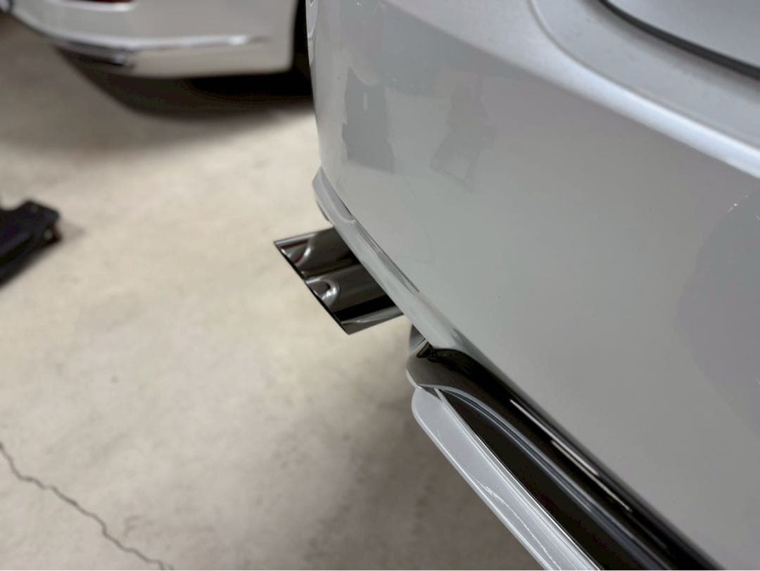 クラ　AXVH70カムリ　マフラー