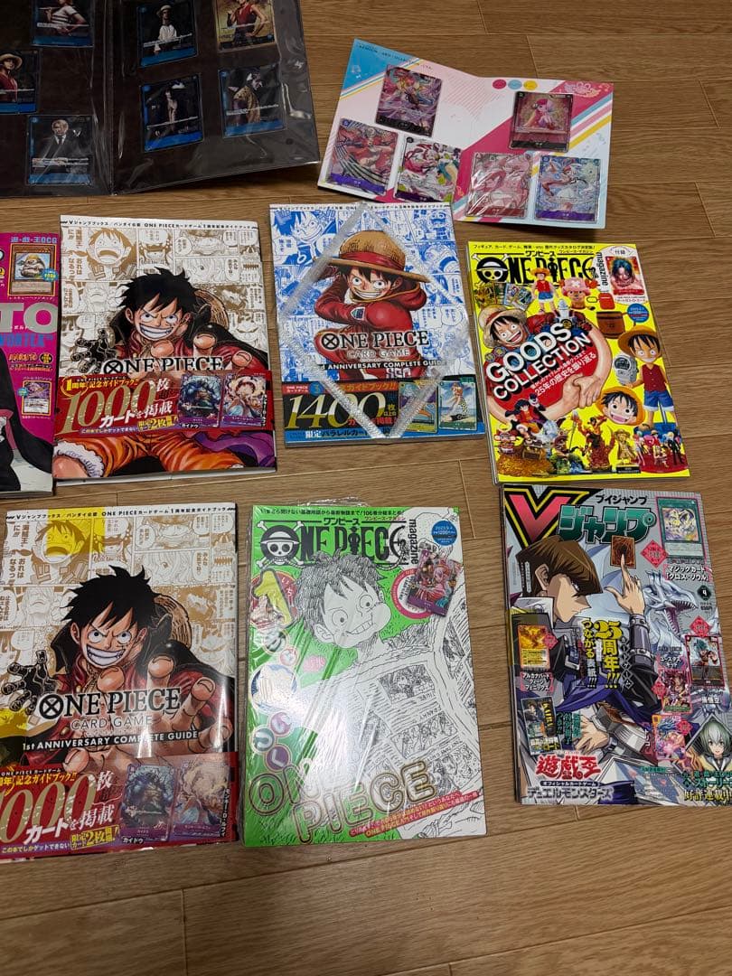 ワンピースカードゲーム　プロモ系豪華引退品　左のマガジン5冊はカードなし本のみ