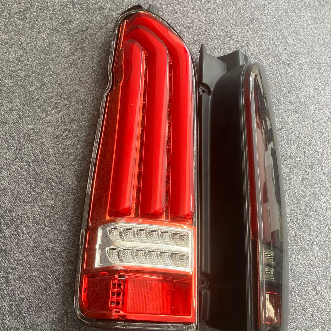ハイエースFLEX LEDテールULTIMATE 右側のみです
