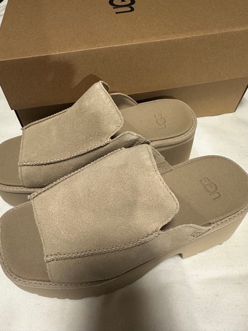 UGG ベージュ プラットフォームサンダル