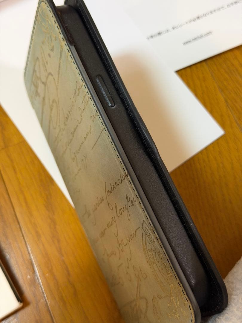 BERLUTIベルルッティカリグラフィスマホケースiPhone15PROMAX