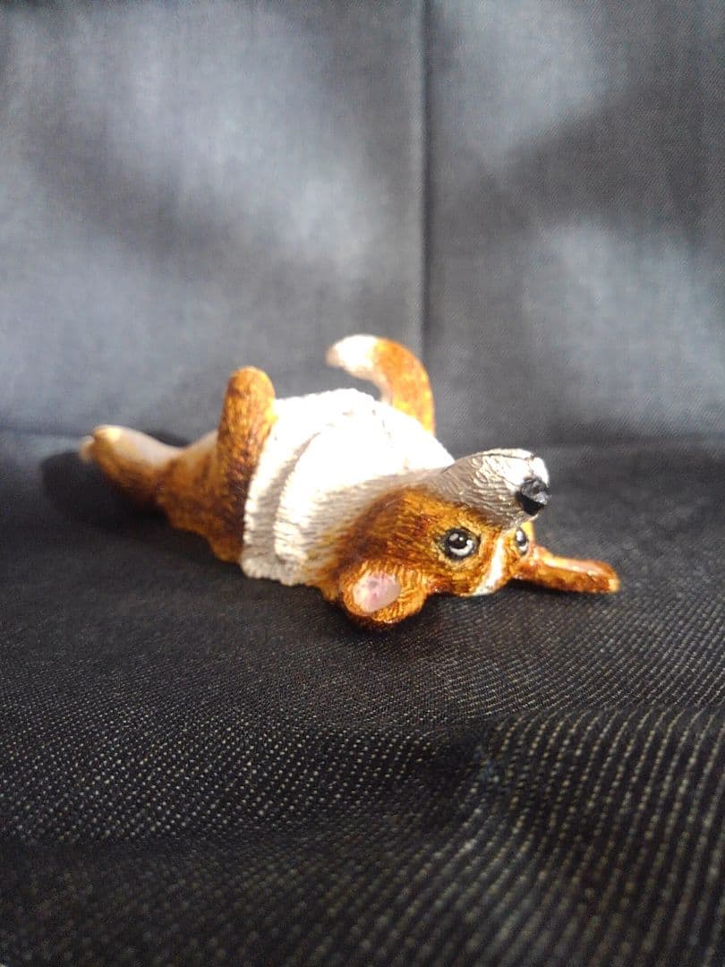 木彫りのコーギーヘソ天