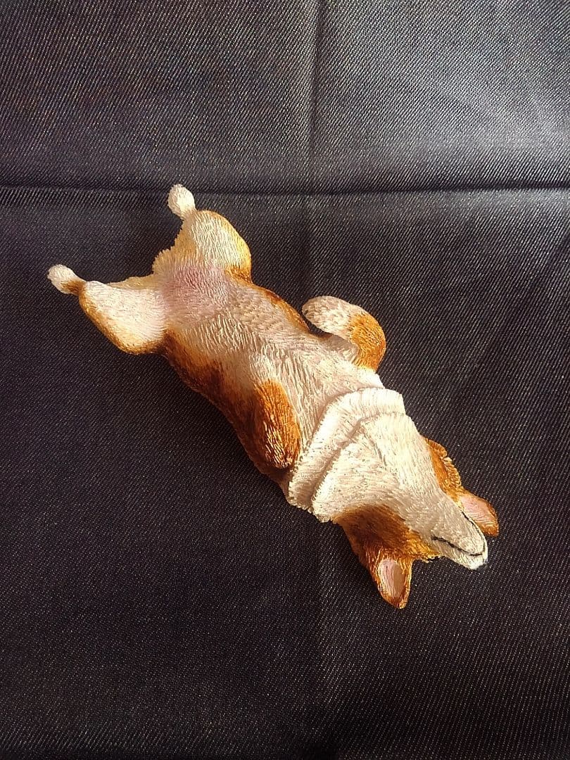 木彫りのコーギーヘソ天